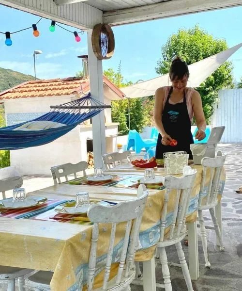 Cat prepara la colazione sulla terrazza del B&B