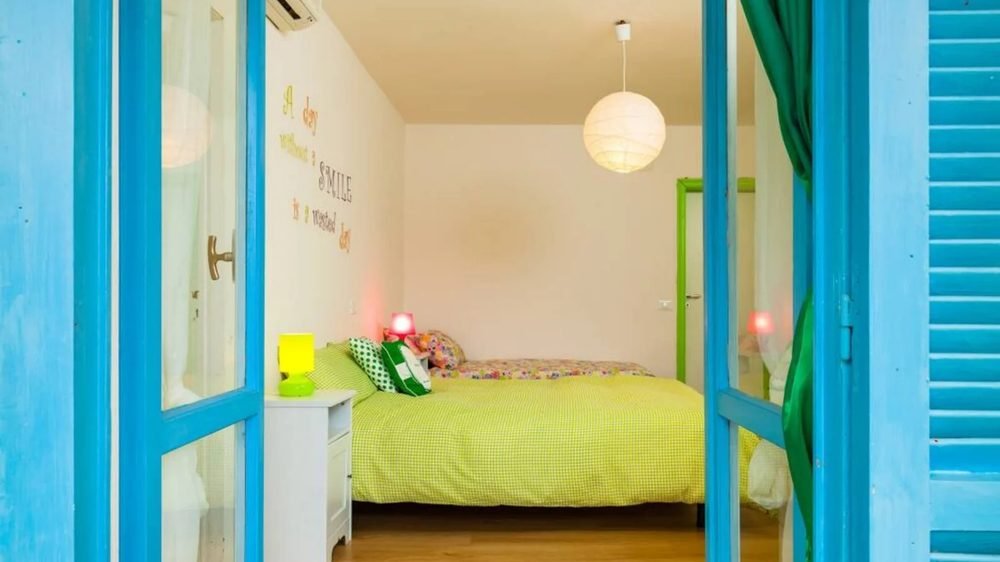 Camera una Bella Storia, con soffitto in legno e decoro floreale